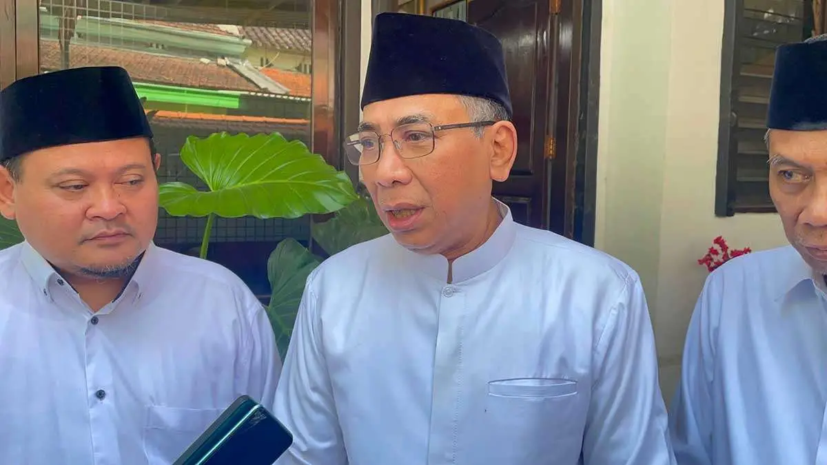 Ketua Umum PBNU, KH Yahya Cholil Staquf atau yang akrab disapa Gus Yahya, saat memberi keterangan kepada awak media di Jombang.