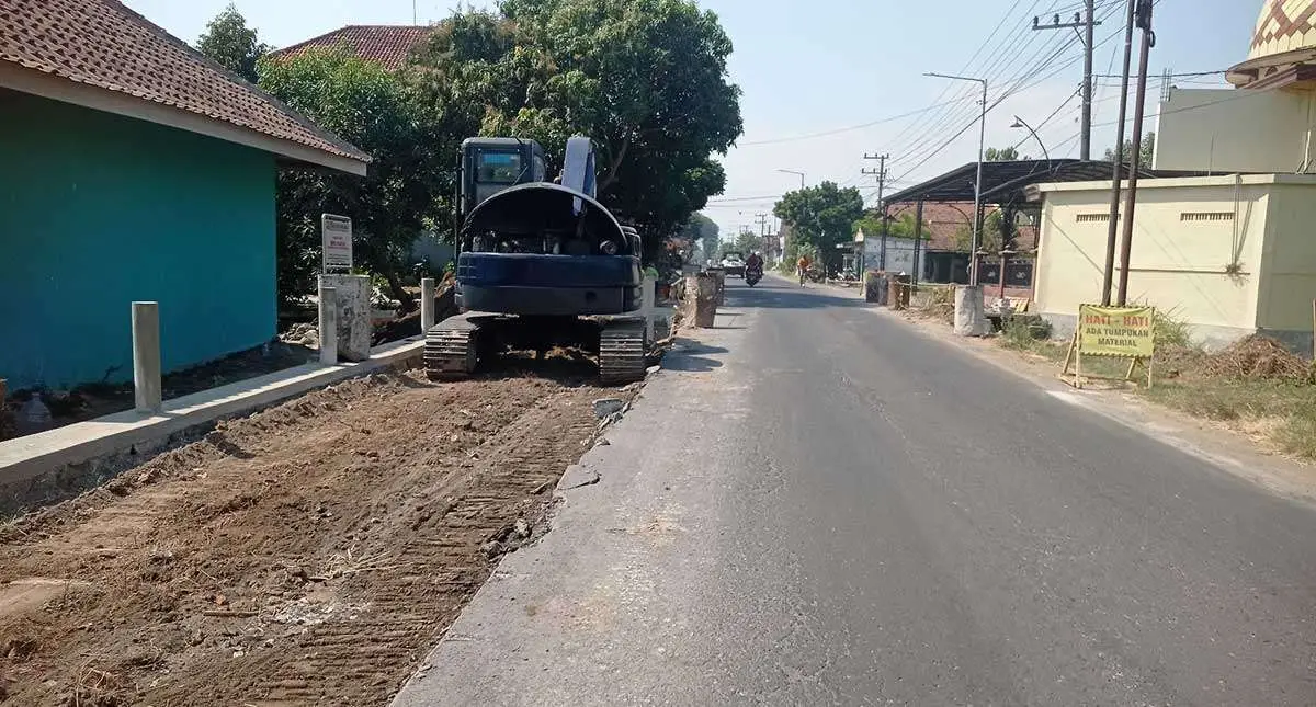 Pelebaran jembatan di jalan Desa Menganto, Kecamatan Mojowarno, Jombang.