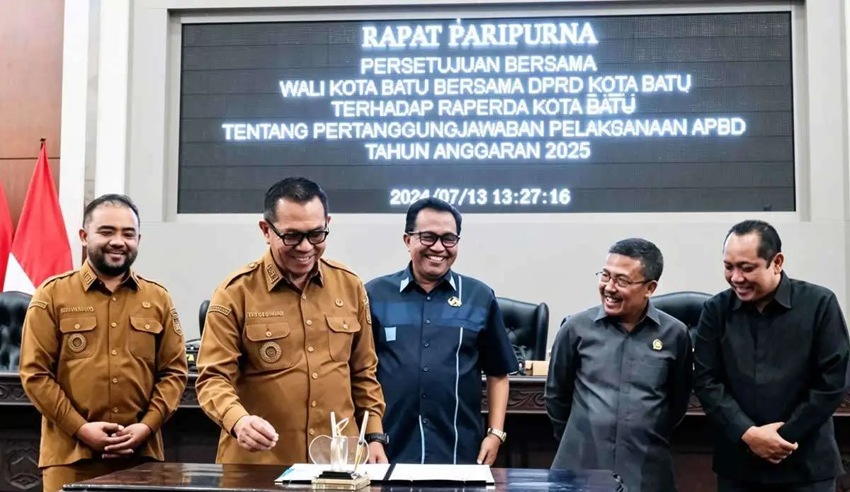 Penyepakatan Raperda Pertanggungjawaban Pelaksanaan APBD Tahun Anggaran 2025 dalam rapat paripurna di DPRD Kota Batu. 