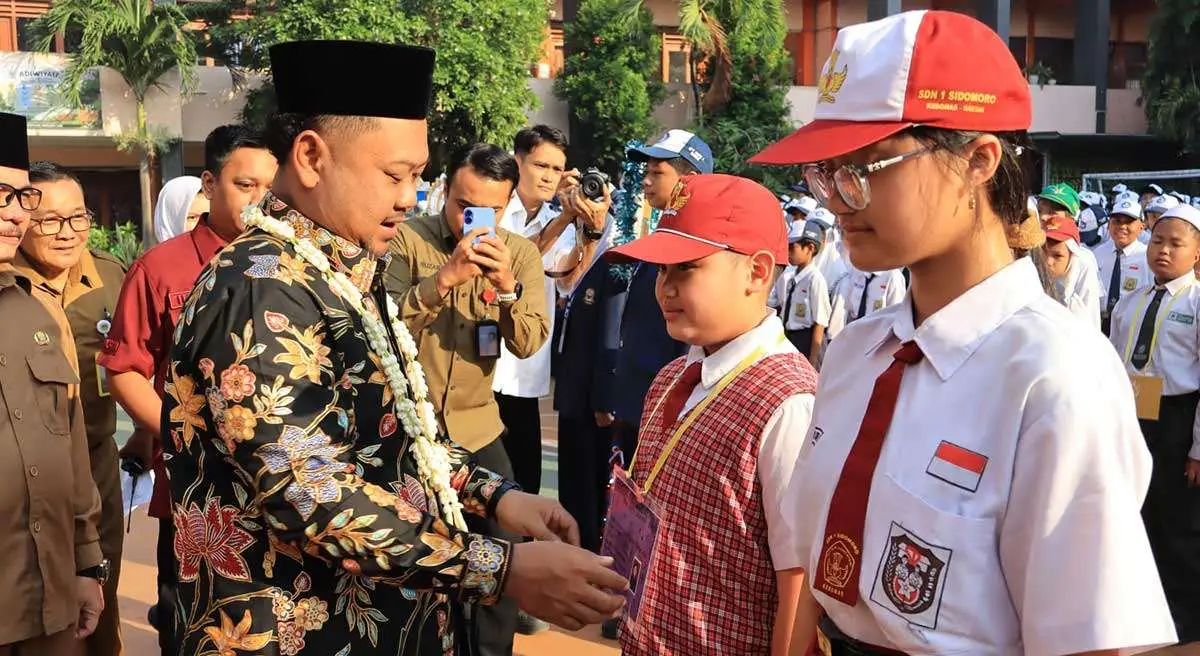 Gus Yani ketika menyalami salah satu siswa baru SMPN 1 Gresik usai pembukaan MPLS. Foto: Ist