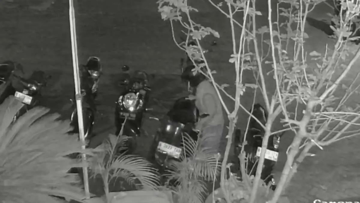 Rekaman CCTV aksi curanmor atau pencurian kendaraan bermotor di Balai Desa Kertosari, Kecamatan Purwosari, Kabupaten Pasuruan.