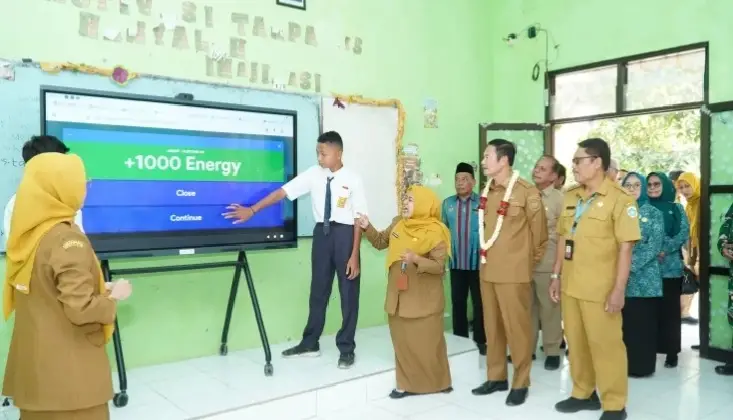 Bupati Lamongan Tinjau MPLS Hari Pertama, Dorong Gerakan Ayah Antar Anak ke Sekolah