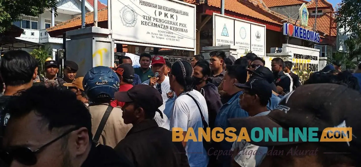 Sempat Ada Ketegangan, Ratusan Warga Gulomantung Gresik Demo Tolak Operasional PT Hanwa Royal Metal