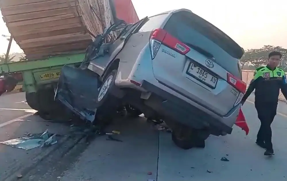 Diduga Sopir Mengantuk, Innova Hantam Pantat Truk Trailer di Tol Solo-Ngawi: 1 Tewas, 3 Luka