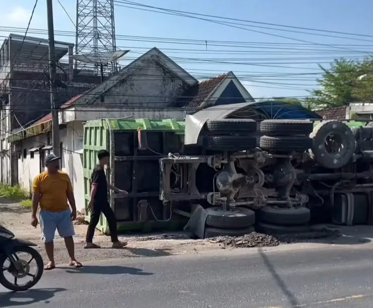 Dump Truk Bermuatan Batu Terguling di Gresik, Pagar Rumah Warga Roboh