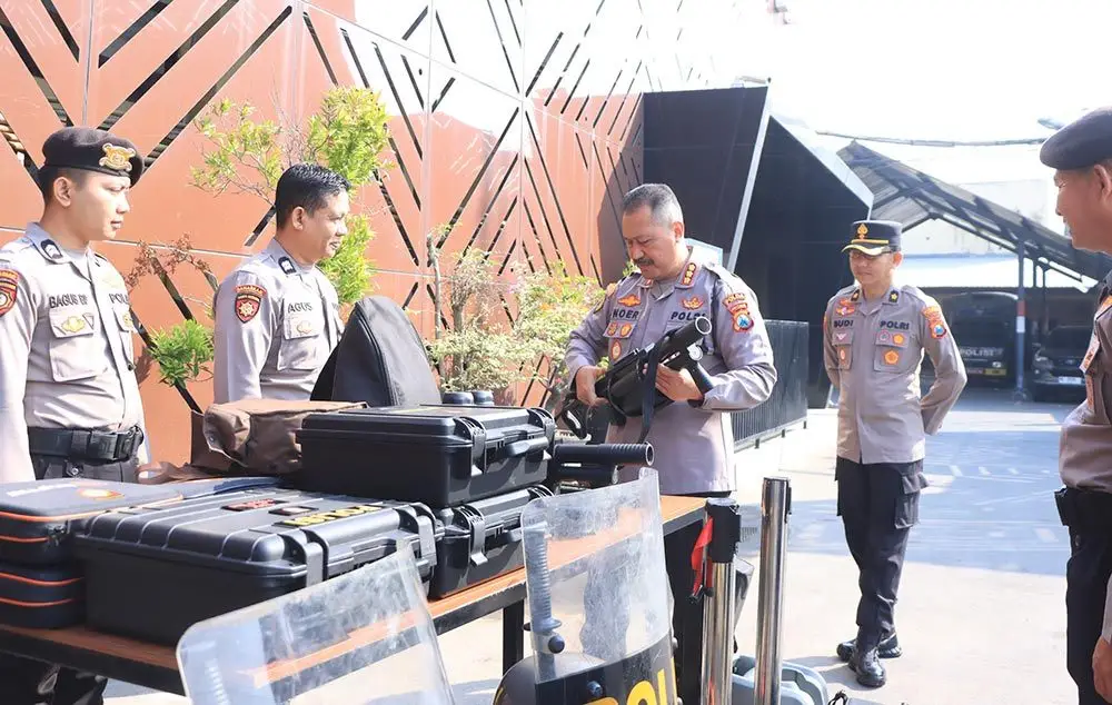 Ditsamapta Polda Jatim saat melakukan pengecekan almatsus di halaman Polres Ngawi