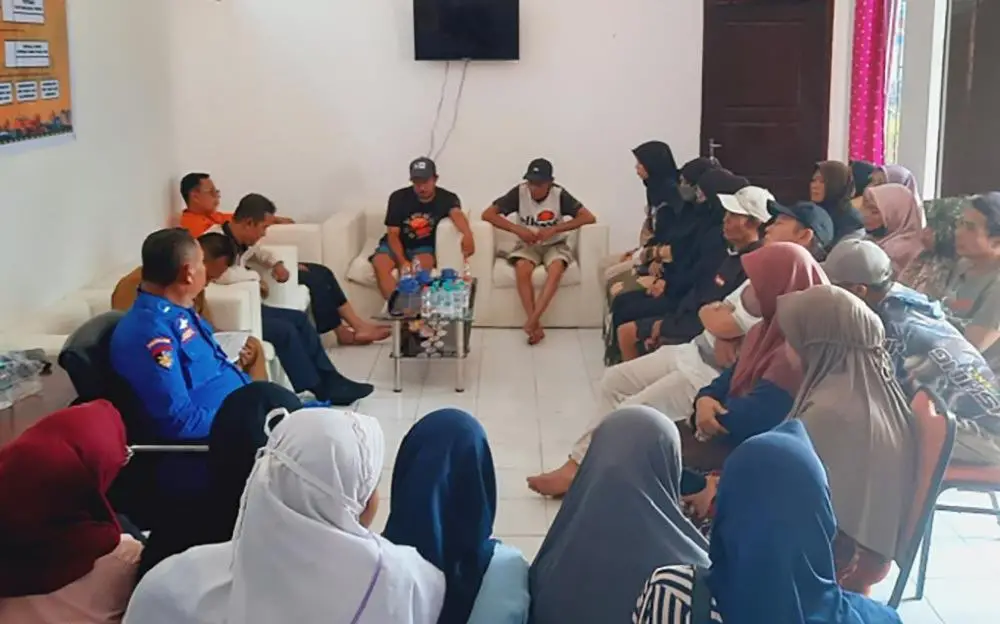 Pertemuan antara Satpolairud Polres Lamongan, Basarnas, bersama pihak keluarga awak KMN Entok di Kantor Basarnas Brondong. Foto: Ist.