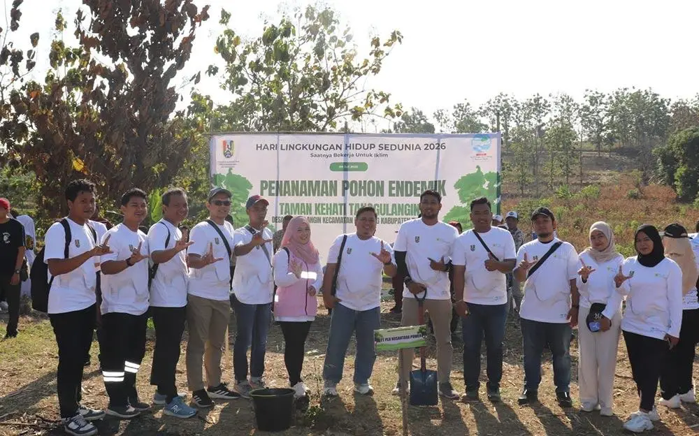 Jajaran PLN Nusantara Power UP Tanjung Awar-Awar bersama DLHP Tuban serta masyarakat saat penanaman pohon endemik di Tanam Kehati Desa Tanggulangin, Kecamatan Montong.