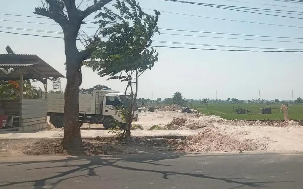 Pengurugan lahan sawah yang diduga tidak berizin dan mengganggu lingkungan serta dikeluhkan warga.