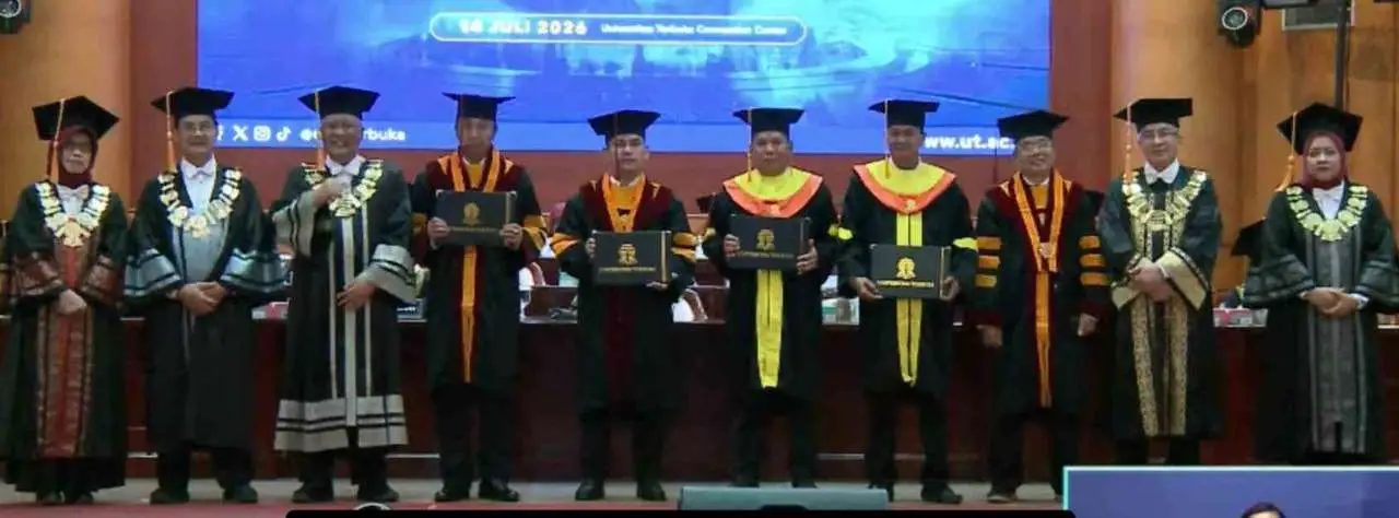 Muhammad Habibur Rochman (Gus Habib) foto bersama dengan Rektor Universitas Terbuka Prof Dr Ali Muktiyanto dan para wisudawan inspiratif lainnya di Universitas Terbuka Convention Center (UTCC),  UT Jalan Cabe Raya Pondok Cabe, Pamulang, Tangerang Selatan, Selasa (14/7/2026). Foto: bangsaonnline