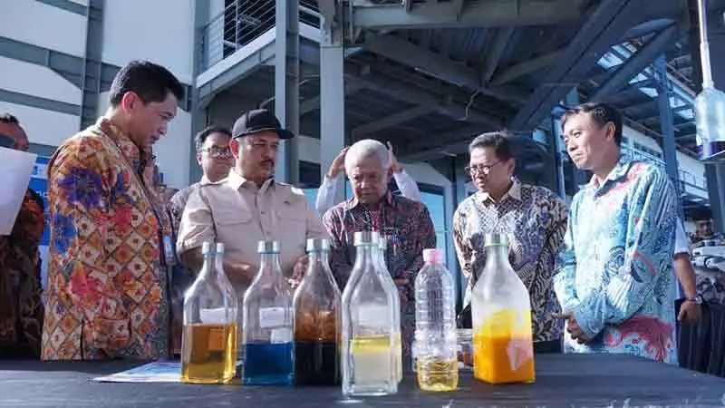 Hosta Ardhyananta (kanan) saat memaparkan salah satu implementasi dari penelitiannya, Benwits, kepada Rektor ITS Bambang Pramujati. (Ist)