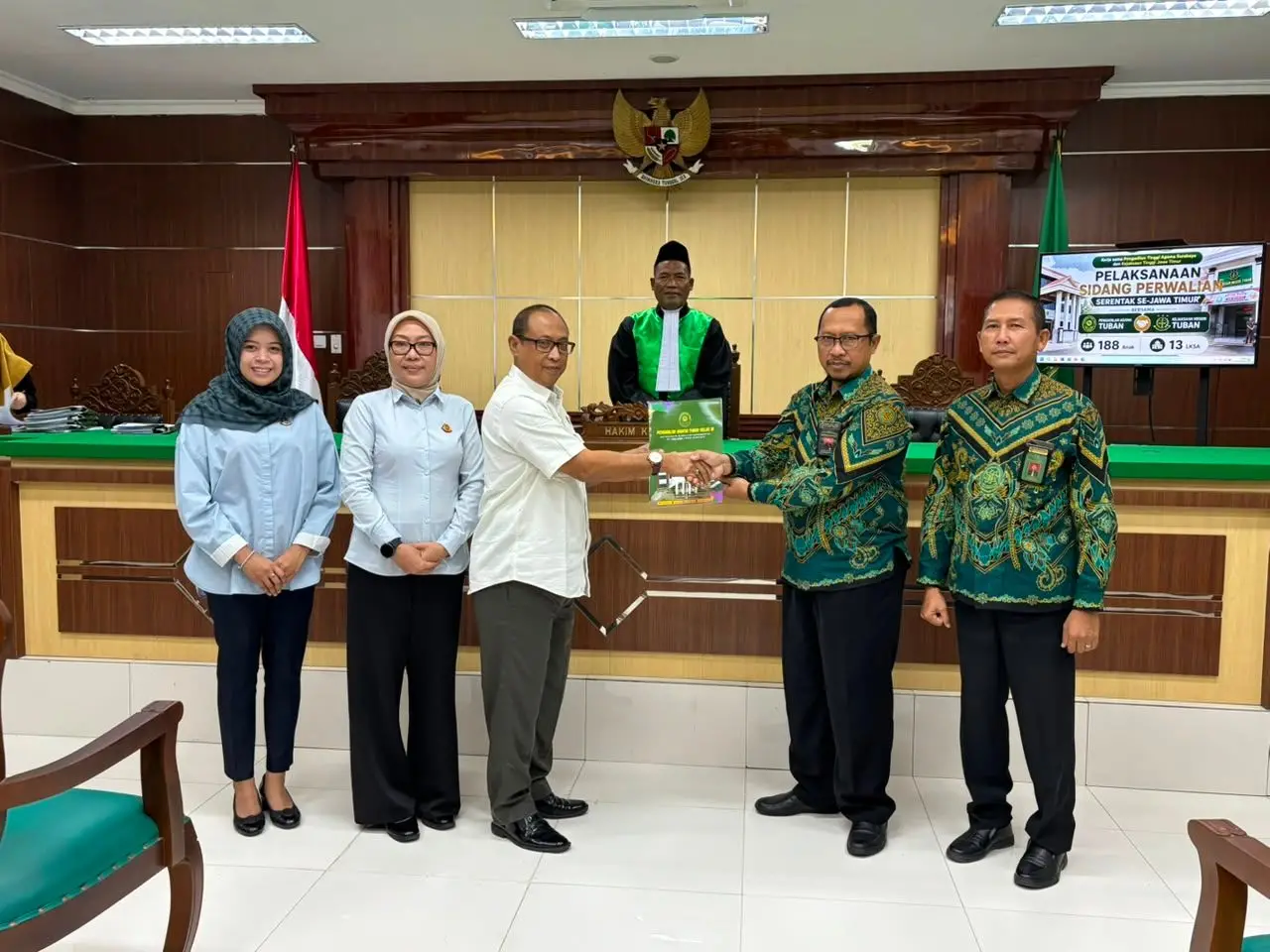 Plh Kajari Tuban didampingi Kasi Datun dan jajaran saat berfoto dengan pejabat Pengadilan Agama Tuban.