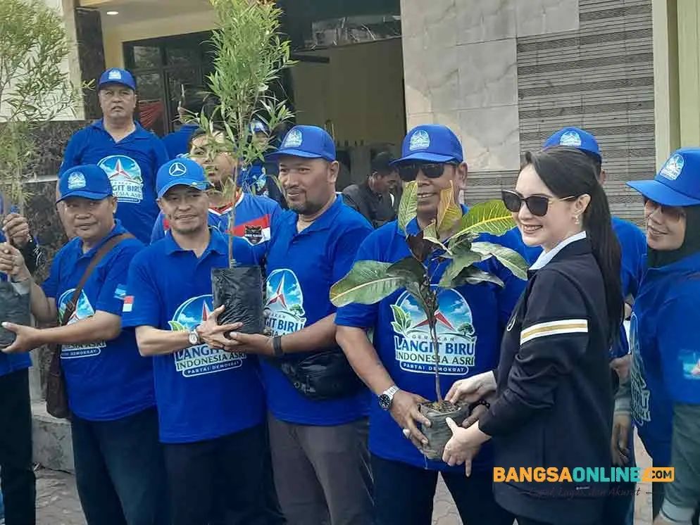 Demokrat Sidoarjo Bagikan 600 Pohon, Ajak Warga Lestarikan Lingkungan