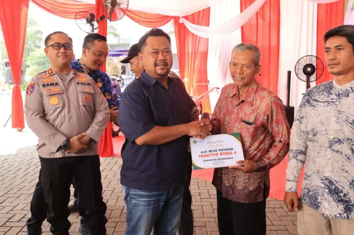 Poktan di Gresik Terima Bantuan Alsintan dan Irigasi, Bupati: Jawaban Hadapi Perubahan Iklim