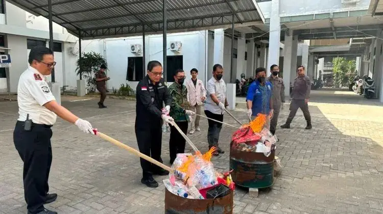 Kejari Sumenep Musnahkan Barang Bukti 43 Perkara Inkrah, Sabu hingga Ribuan Pil Logo Y