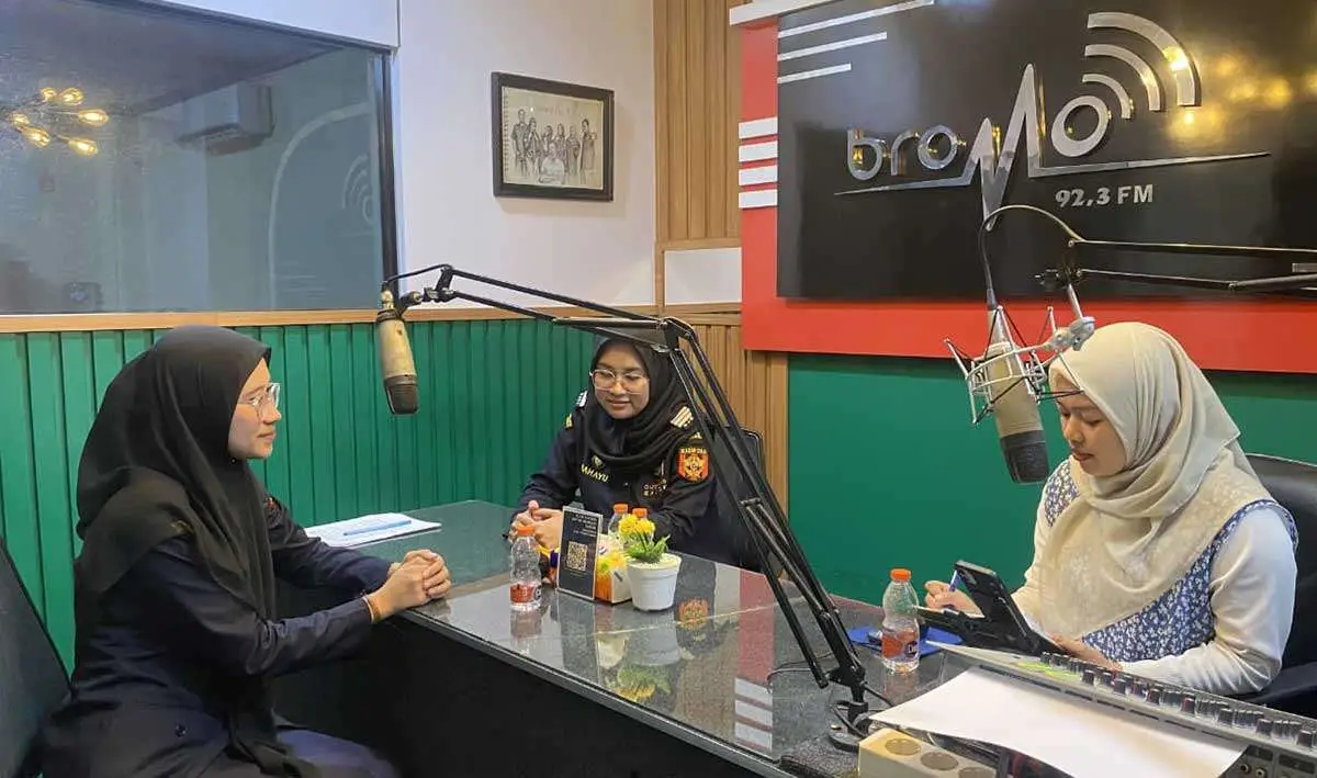 Bea Cukai dan Pemkab Probolinggo saat sosialisasi di Radio Bromo FM.