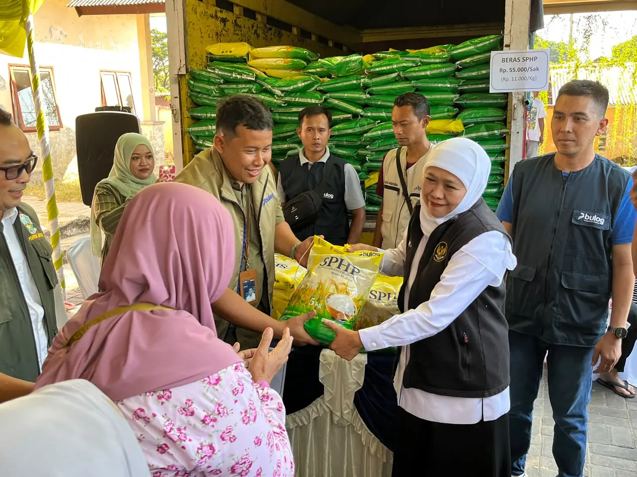 Khofifah Tinjau Pasar Murah di Pamekasan, Tekan Inflasi dan Jaga Daya Beli Masyarakat