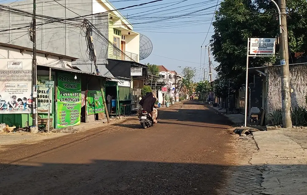 Efisiensi Perbaikan Jalan Kedanyang, DPUTR Gresik Lapisi Paving dengan Aspal
