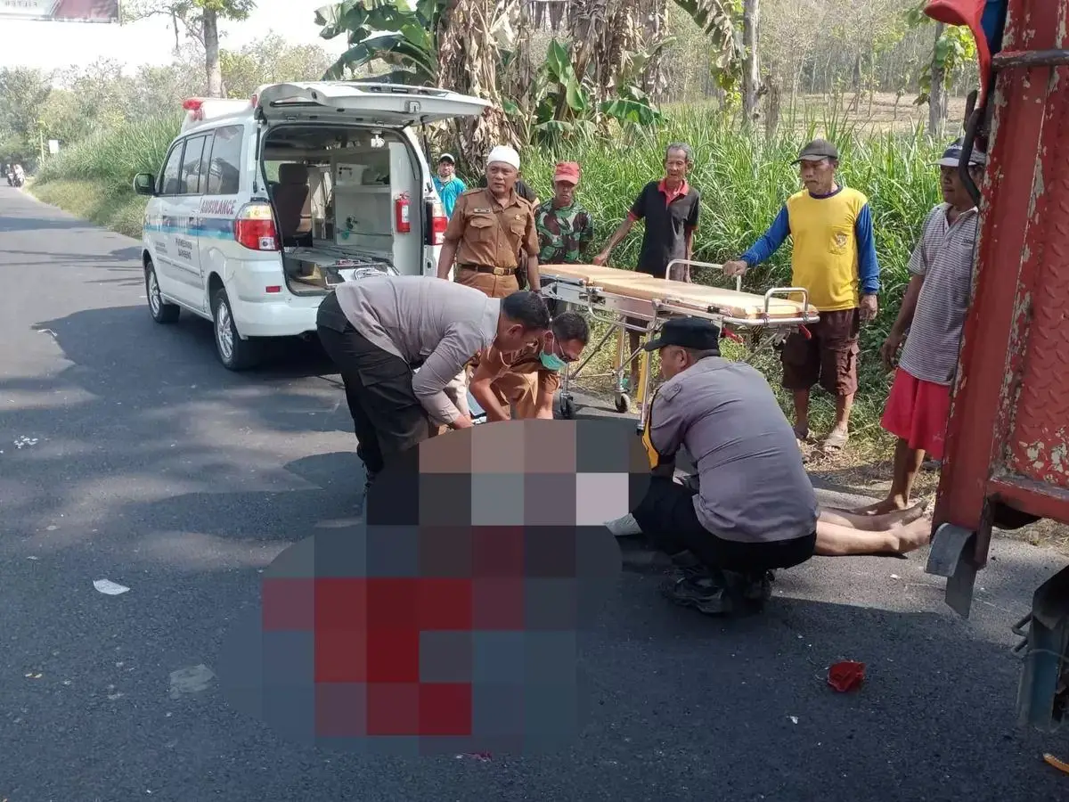 Pelajar di Lamongan Tewas Usai Motor Selip lalu Tabrak Truk