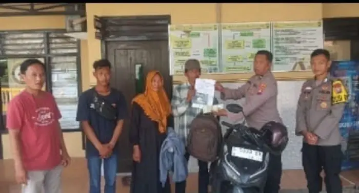 Polsek Kembangbahu Lamongan Kembalikan Motor Temuan ke Keluarga Pemilik di Tuban