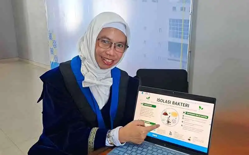 Ipung Fitri Purwanti saat menjelaskan mengenai bioremediasi bakteri sebagai metode pemulihan lingkungan yang tercemar. (Ist)