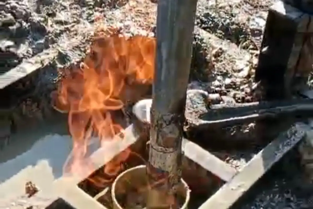 Sumur bor di Modung Bangkalan yang mengeluarkan gas dan terbakar saat disulut api (dok. Ist)