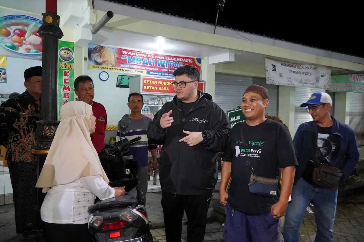 Bupati Kediri Hanindhito Himawan Pramana saat berdialog dengan pedagang pasar Wates. (Ist).