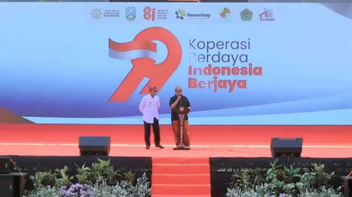 CEO PT Bawang Mas Group didampingi Bupati Pamekasan ketika memberi sambutan.
