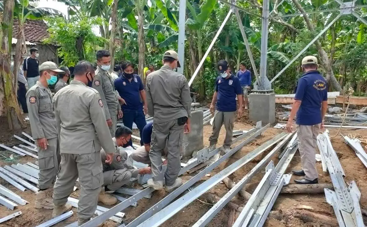 Satpol PP Tuban ketika menertibkan menara atau tower yang belum berizin.