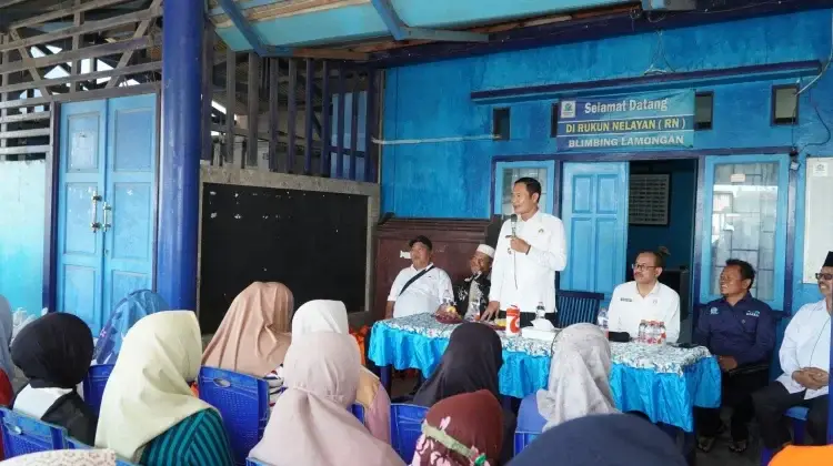 Bupati Lamongan Serahkan Bantuan untuk Keluarga ABK KMN Entok yang Masih Hilang