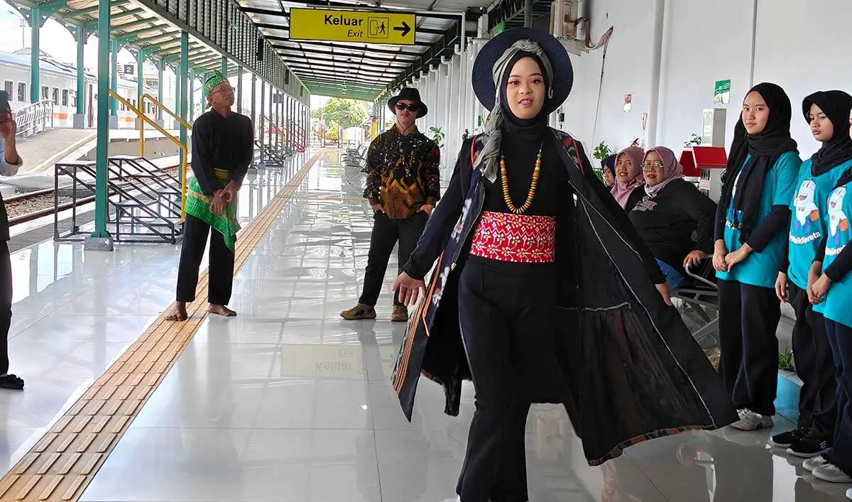 Penampilan anak-anak disabilitas di Stasiun Blitar.