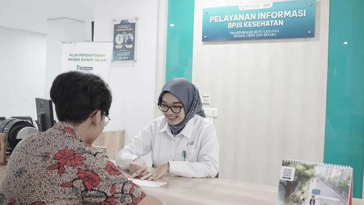 Salah satu bentuk pelayanan dari petugas BPJS Kesehatan Gresik.
