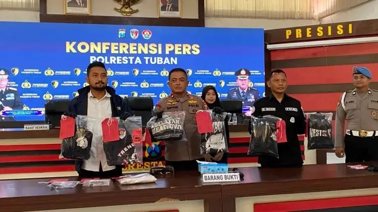 Wakapolresta Tuban (tengah) saat memperlihatkan sejumlah barang bukti.