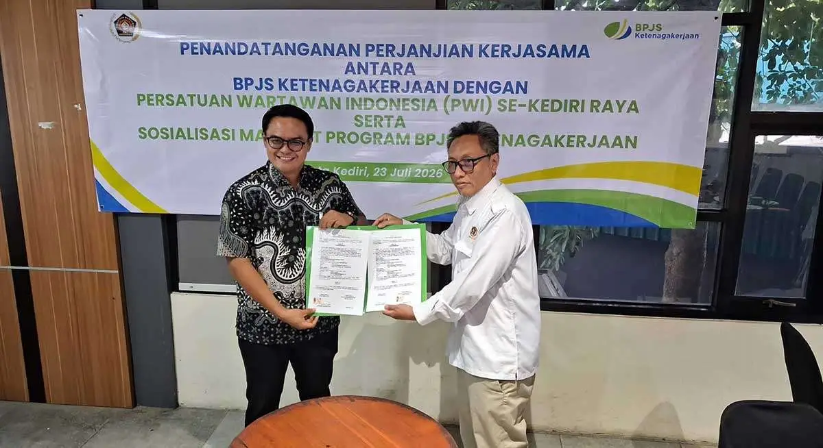Kepala Bidang Kepesertaan BPJS Ketenagakerjaan Kediri, Anggito Putra Yaseri (kiri), bersama Ketua PWI Kediri Raya, Bambang Iswahyoedhi. Foto: IstÂ