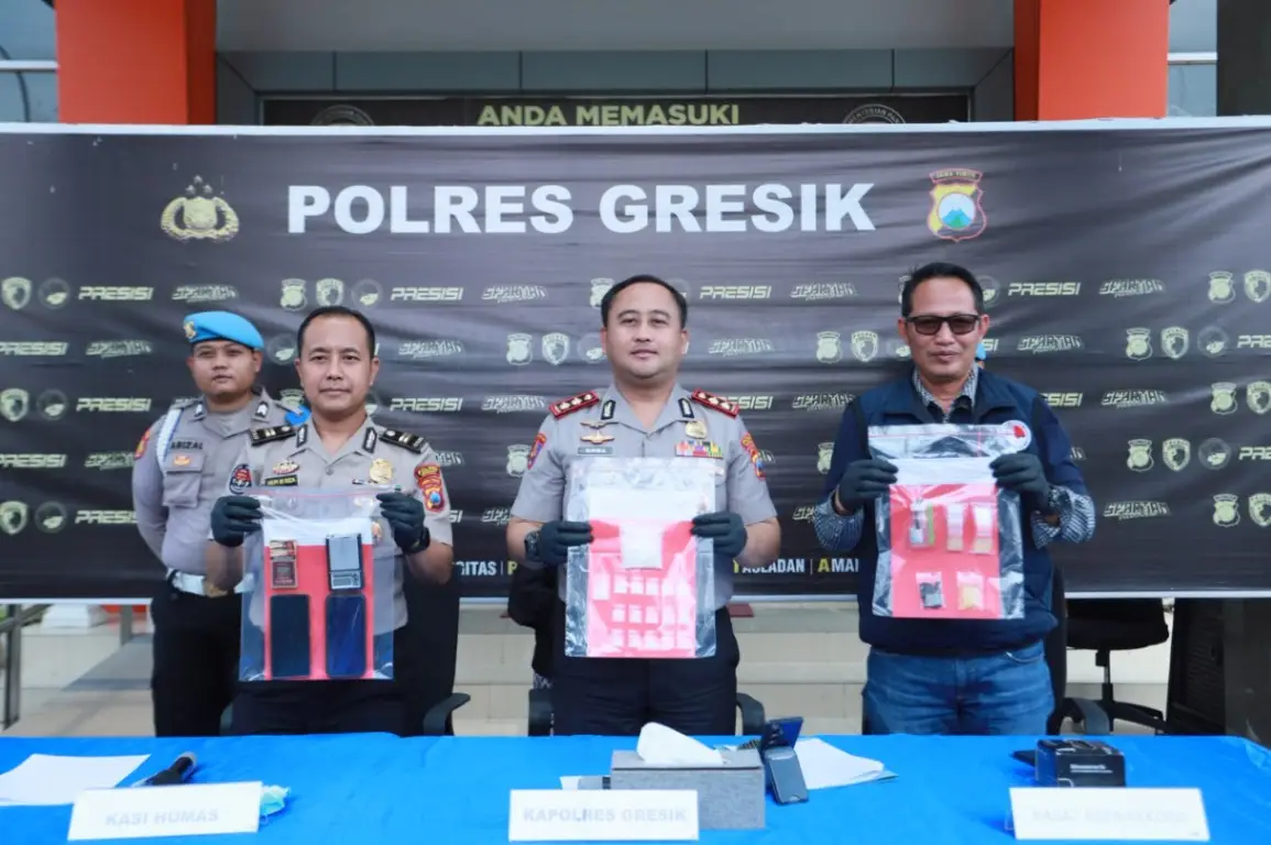 Polres Gresik Bongkar Jaringan Sabu Modus Ranjau, Dua Kurir Beserta BB Senilai Rp68 Juta Diamankan