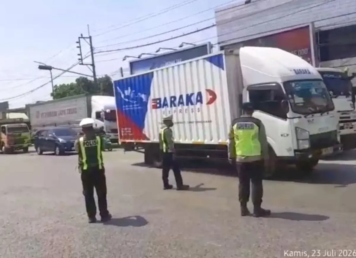 Polsek Babat Lamongan Berlakukan Contra Flow Saat Haul Ponpes Langitan