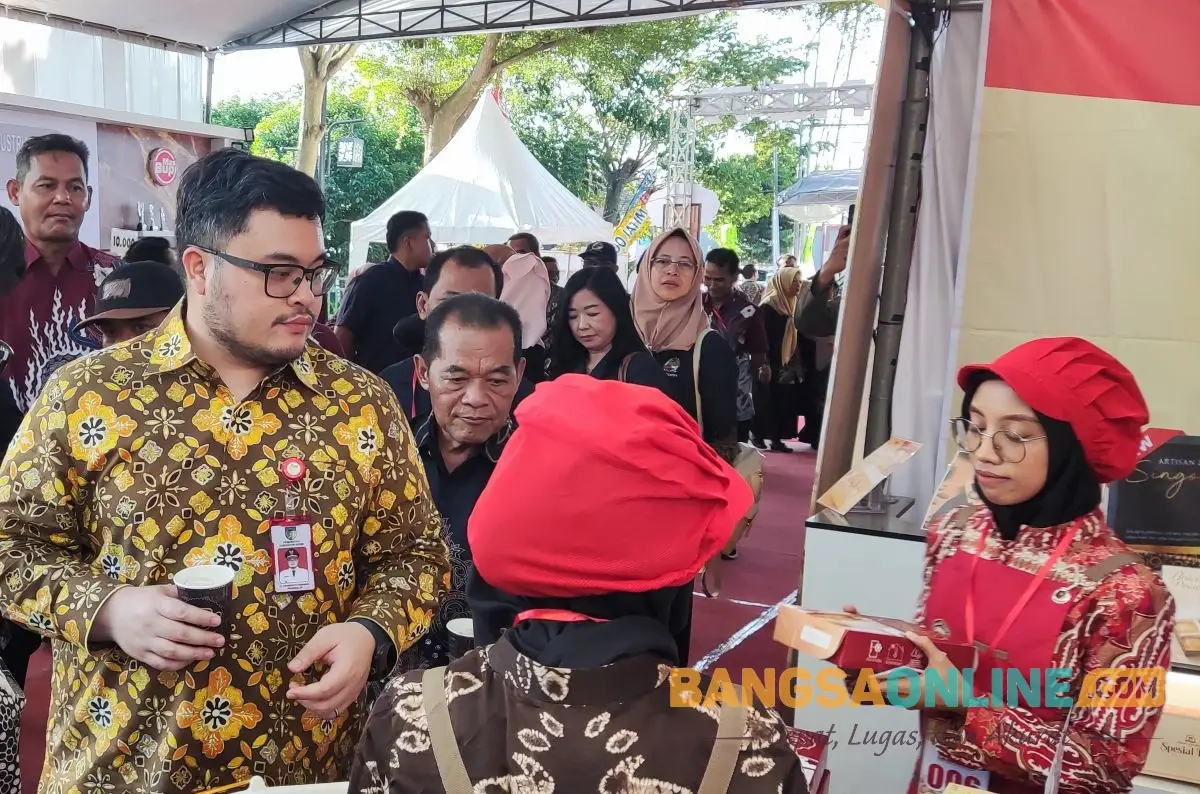 Buka Gebyar UMKM Harkopnas, Bupati Kediri Dorong Pelaku Usaha Perluas Pasar Lewat Digital