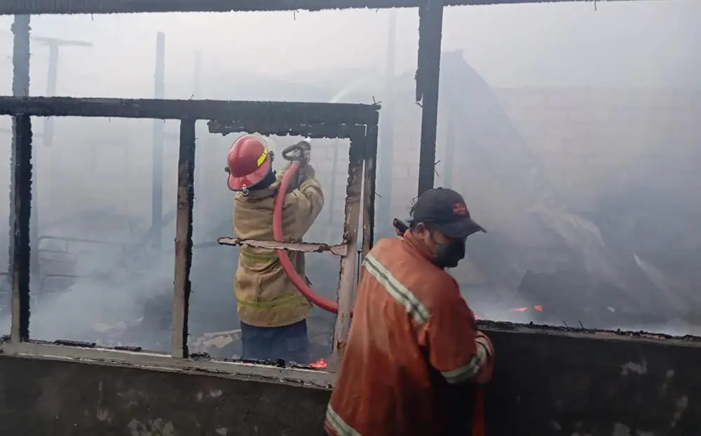 Kebakaran Hebat Lahap Rumah, Toko, dan Musala di Manyar Gresik: 11 Armada Damkar Dikerahkan
