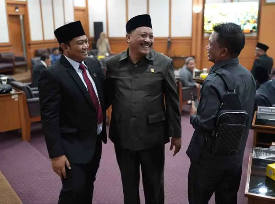 Ketua DPRD Gresik M Syahrul Munir (kiri) bersama Wakil Ketua H. Mujid Riduan berbincang dangan Wongso Negoro (kanan). (Ist)
