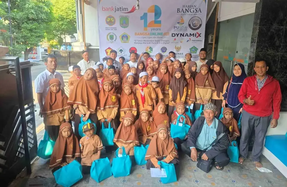 Para anak yatim foto bersama dalam acara HUT ke-12 BANGSAONLINE di kantor di Jalan Cipta Menanggal I nomor 35 Surabaya, Rabu (24/6/2026). Foto: BANGSAONLINE