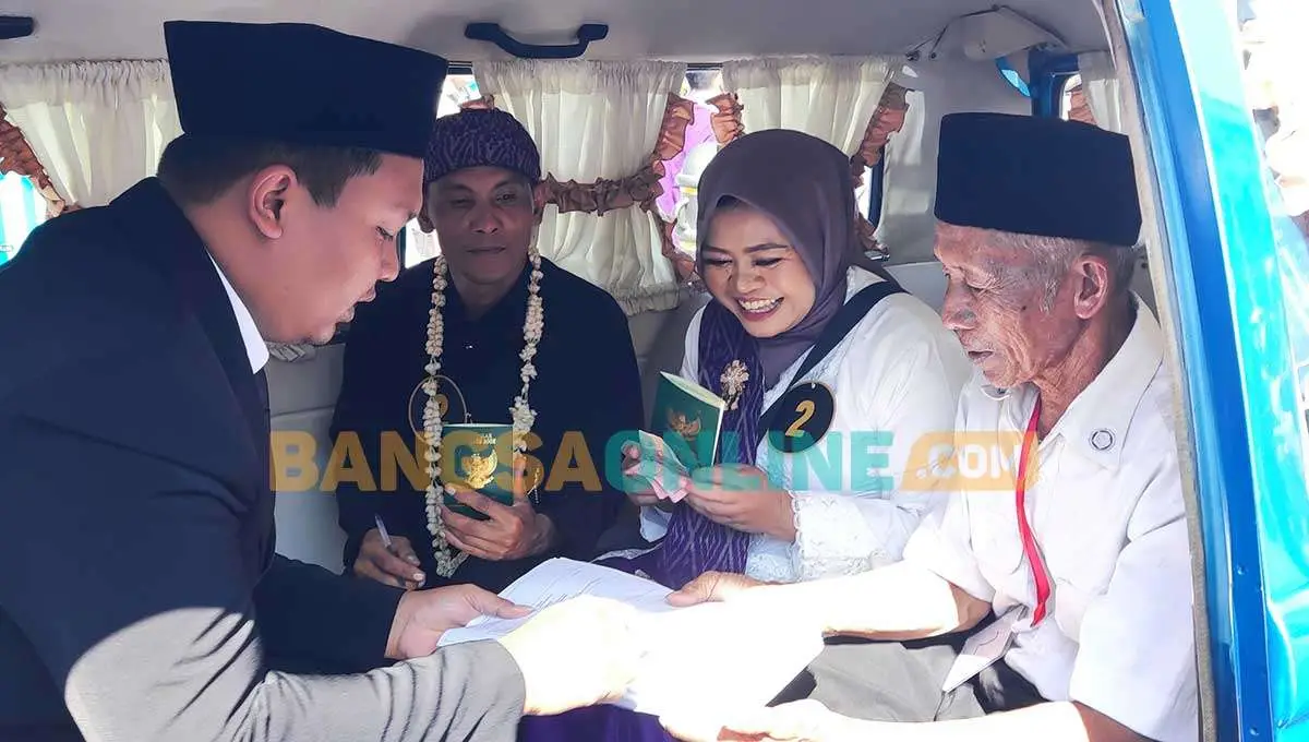 Salah satu pasangan nikah massal di Kediri ketika menunjukkan buku nikah. Foto: MUJI HARJITA/BANGSAONLINE