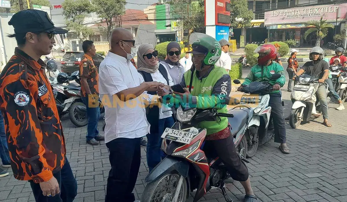 Gelar Aksi Jumat Berkah, Pemuda Pancasila Sidoarjo Bagikan BBM Pertamax Gratis