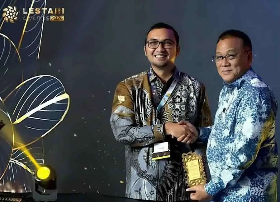 Menteri Lingkungan Hidup, Mohammad Jumhur Hidayat, menyerahkan penghargaan Lestari Awards 2026 kepada Alternative Fuel & Raw Material General Manager PT Solusi Bangun Indonesia Tbk, Budi Yuliadi Nugraha (ketiga dari kiri). (Ist)
