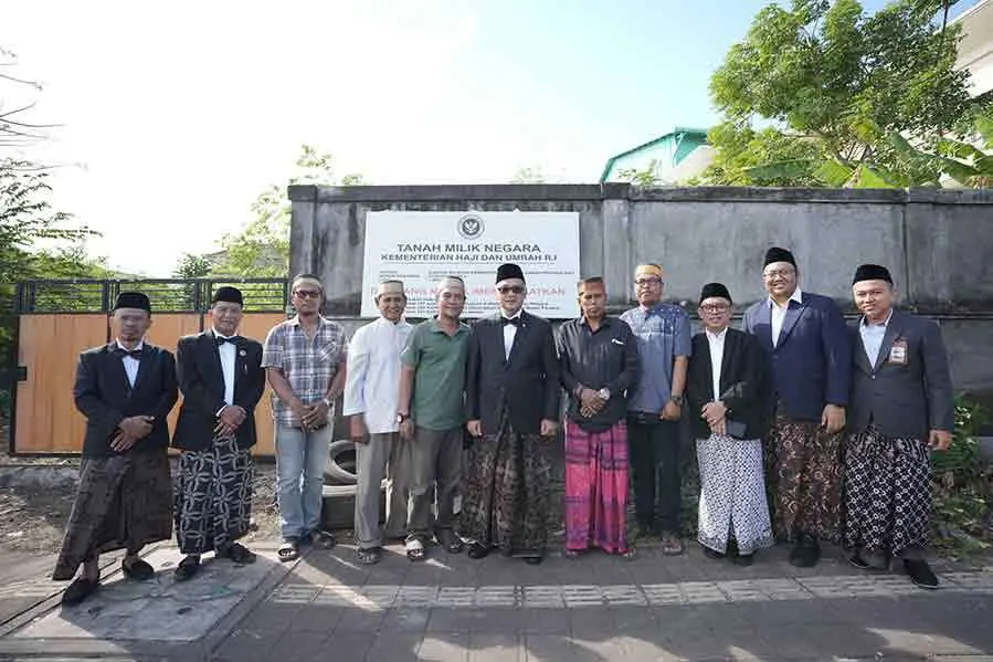 Menhaj Gus Irfan bersama jajaran Kemenhaj Pusat dan Provinsi Bali saat meninjau lahan yang akan dibangun asrama haji Bali. (Ist)