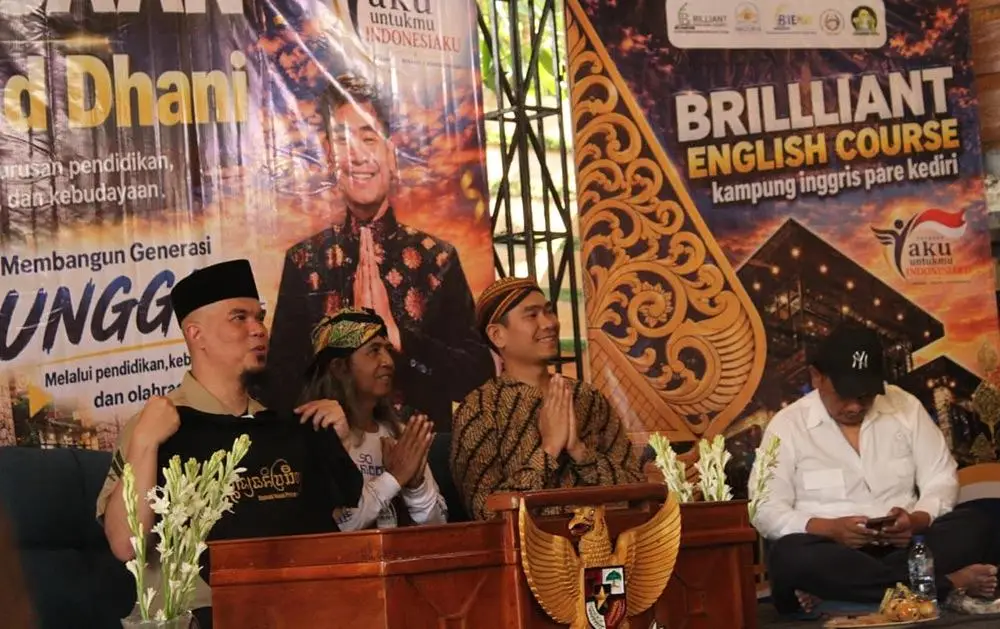 Anggota Komisi X DPR RI, Ahmad Dhani, saat mengikuti sarasehan di Kampung Inggris, Pare, Kabupaten Kediri. Foto: Ist.