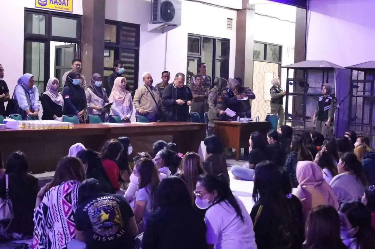 Terjaring Razia Satpol PP Gresik, 50 Penjaga dan Pengelola Kafe Jalani Tes Narkoba dan HIV