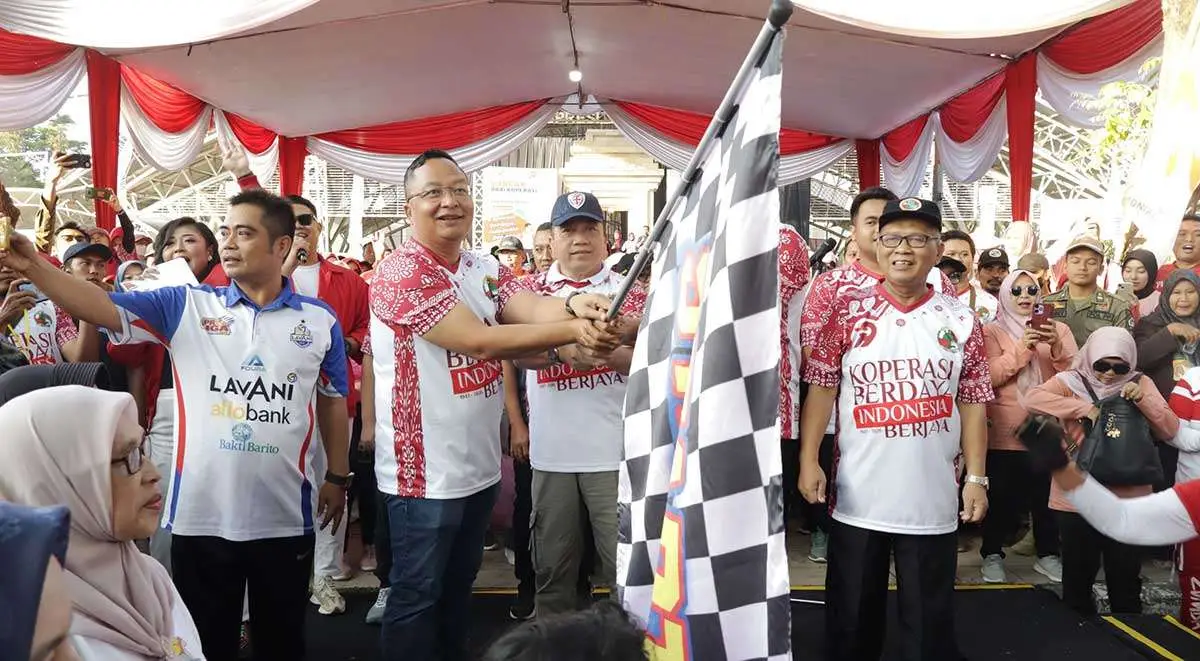 Wakil Bupati Gresik ketika melepas peserta jalan sehat dalam puncak peringatan Harkopnas 2026. Foto: Ist