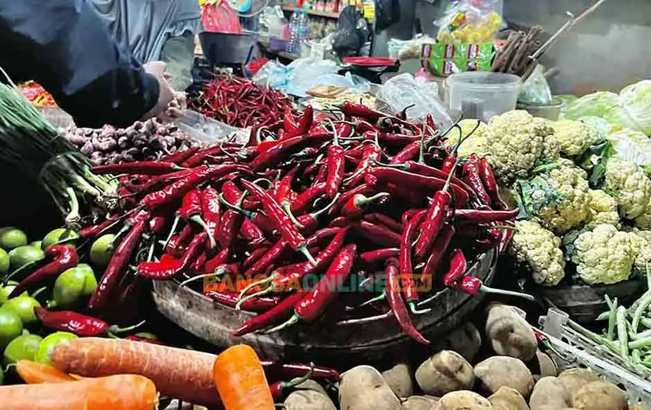 Cek daftar harga sembako Kota Surabaya hari ini. Foto: Sulthon/Bangsaonline.