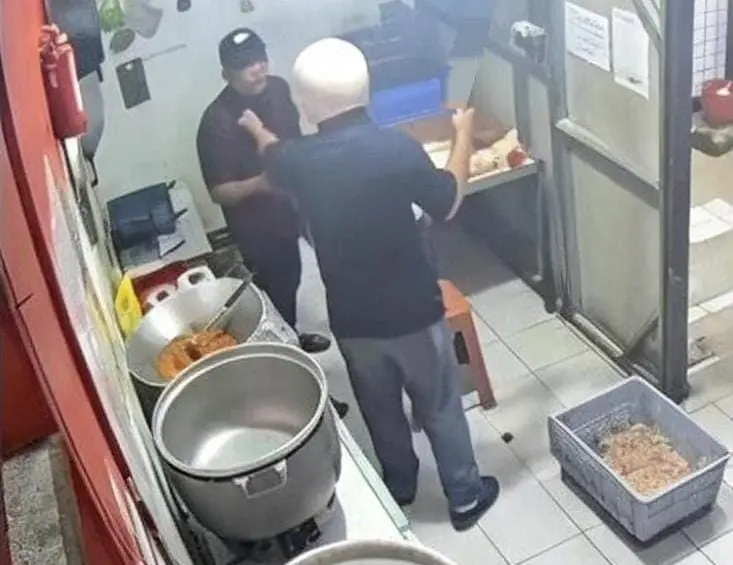Dua Pria Diduga Kabur dari Kejaran Gangster Rusak Outlet Ayam Geprek di Sidoarjo