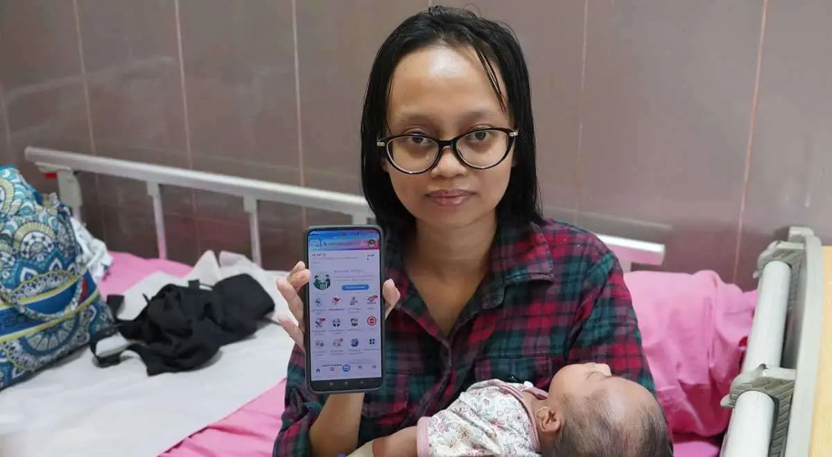 Seorang ibu muda asal Kediri, Afi Azkiya Fitulkahfi, yang merasakan langsung pentingnya program JKN atau Jaminan Kesehatan Nasional. 